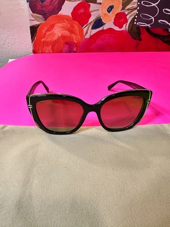 Tiffany & Co. Black Cat-Eye Sunglasses no scratches in great condition - Picture 7 of 12